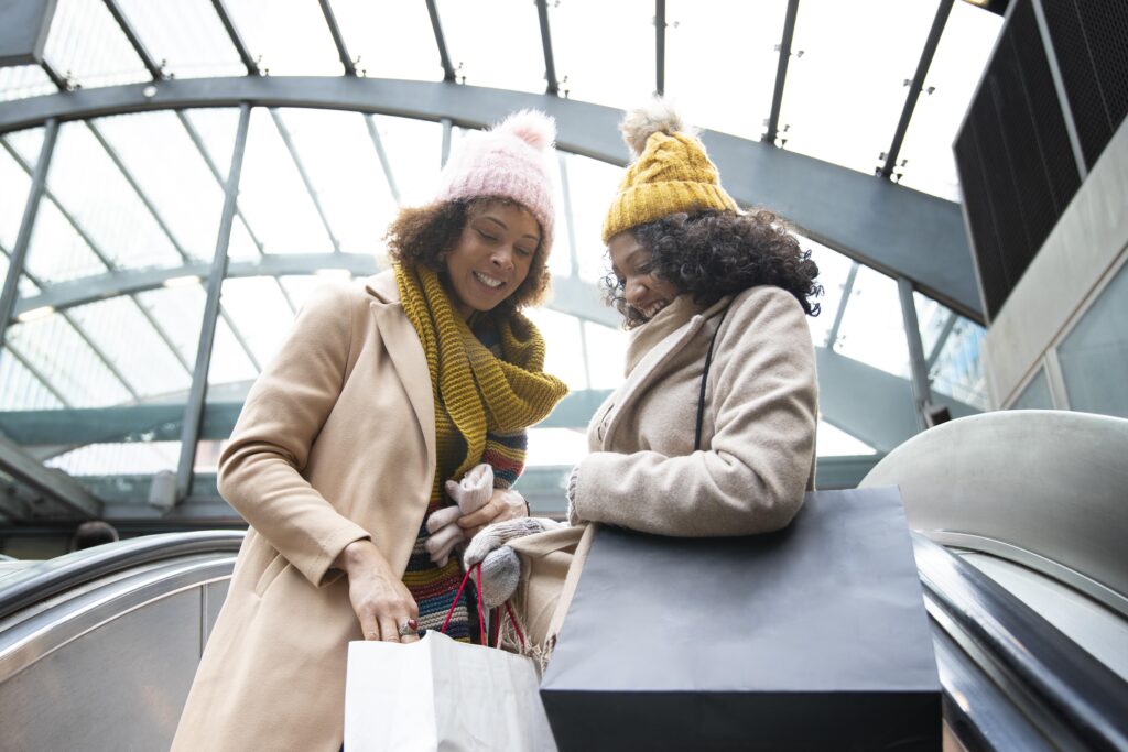 medium shot women with shopping bags